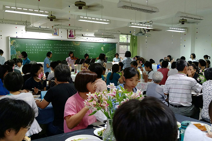 福智國中國三愛的學生們在校內用心舉辦的謝師宴，讓參與的家長既讚嘆又感恩。