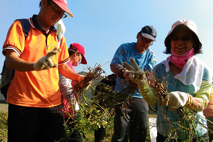 梅姬颱風後，林紹興開放民眾參訪農園，期許能藉由更多人親近土地，了解友善耕作對大地、對人類的好處，讓生活環境變得更美好。