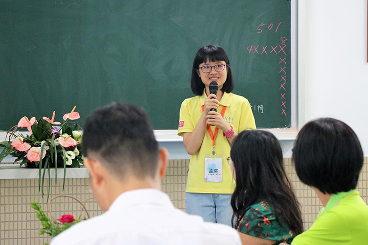 林孟瑄（圖中黃衣者）於2017福智大專青年生命成長營向參訪的貴賓們分享自己的學習心得
