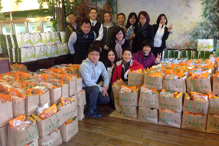 陳碧珠（照片右方穿紫色外套者）和其他捐贈者。