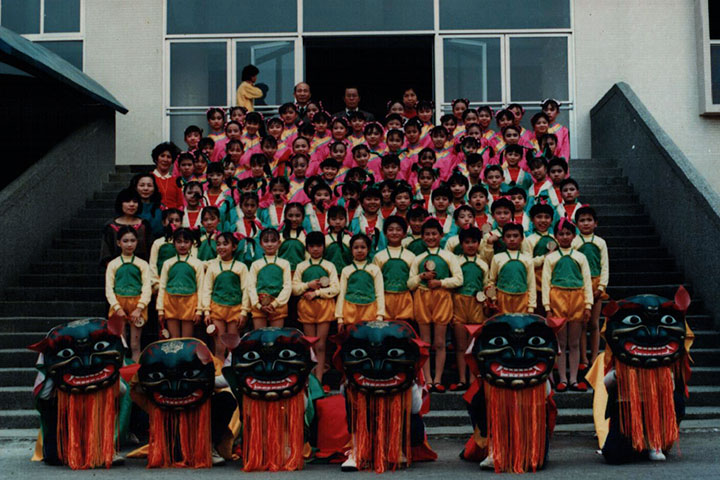 葉喜老師（第四列左一紅衣者)與賴文雅（第四列左二)於舞蹈比賽的珍貴留影