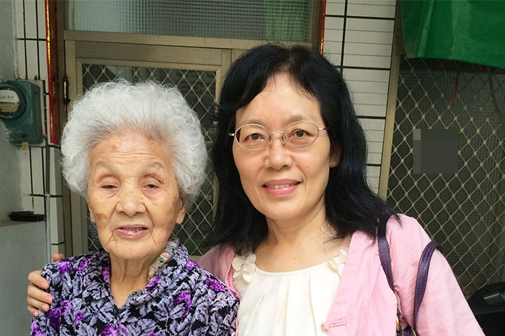 作者丘華殷（圖右）與媽媽（圖左）合影