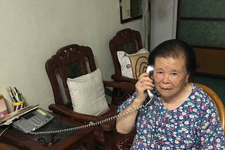 每天晚上九點，陳建地會打電話回家，陪著媽媽誦心經。從媽媽87歲到現在90 歲，「晚安心經」一直持續著…