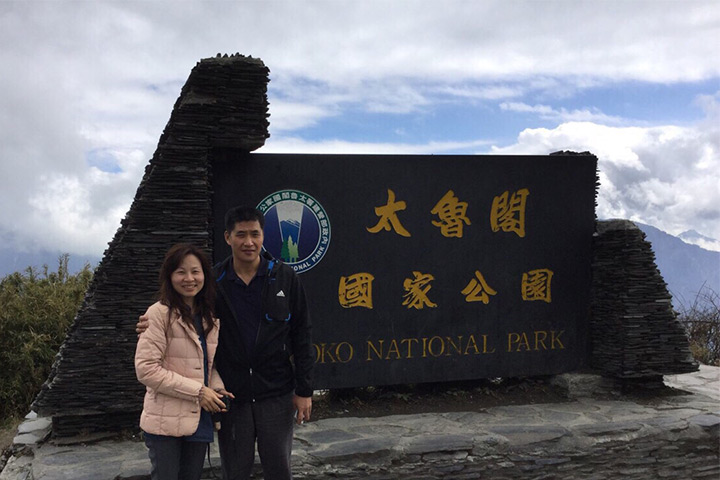 連建華（右）因為太太小棋（左）的關係開始學習《菩提道次第廣論》，從而看到太太總是能夠將學到的佛法運用到生活中，讓他學習很多，也打從心底對太太感到讚嘆。
