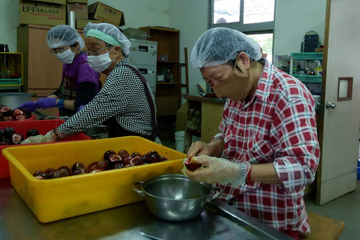 現年78歲的陳蕭玉蘭（右一），幾乎每個週末，都從台北南下雲林當義工，迄今已10年，風雨無阻，從不言累。