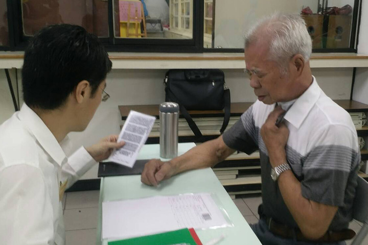 78歲的黃次郎，即便歷經種種病痛，卻依然堅持向上的心，也讓身邊的人對他愈發讚嘆。