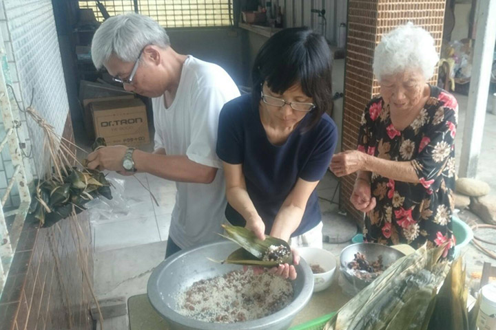 張慧敏的婆婆（右）習慣在端午和中元節都包粽祭祖，今年中元節，想到婆婆年長體弱，張慧敏（中）決定自願幫忙包。