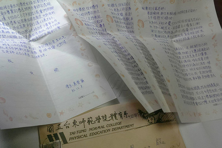 保留二十年的學生寫給老師的書信，象徵著無私的愛，就是這麼樸實無華，不需妝點、不需巧飾！