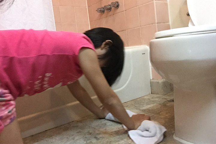 為了避免後面使用的人滑倒，小沄認真將飯店浴室的地板擦乾。