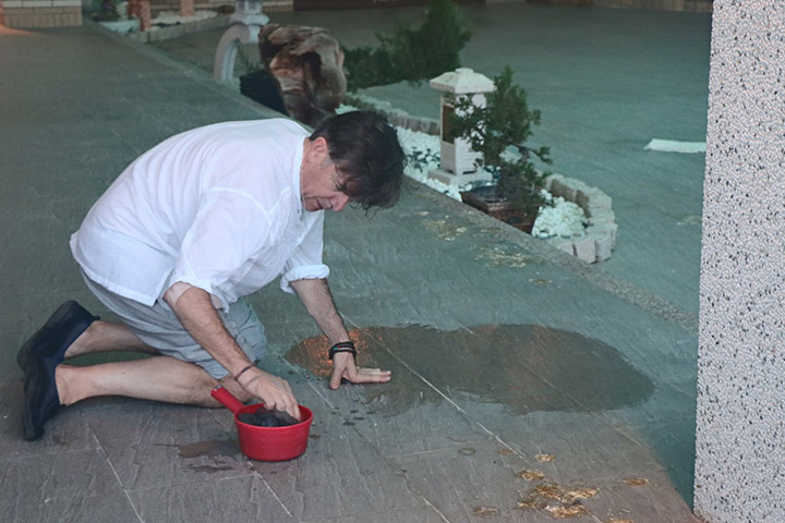 走廊上大家避之唯恐不及的鳥大便，Michael將之視為師長給自己的學習，如同清除自己內心的煩惱、塵垢般，努力、用心地刷洗乾淨。