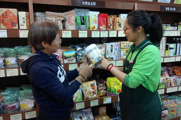 里仁的門市人員和顧客來往，久了會產生如同家人一樣的感情，常客的父母親，也當成是自家的長輩。