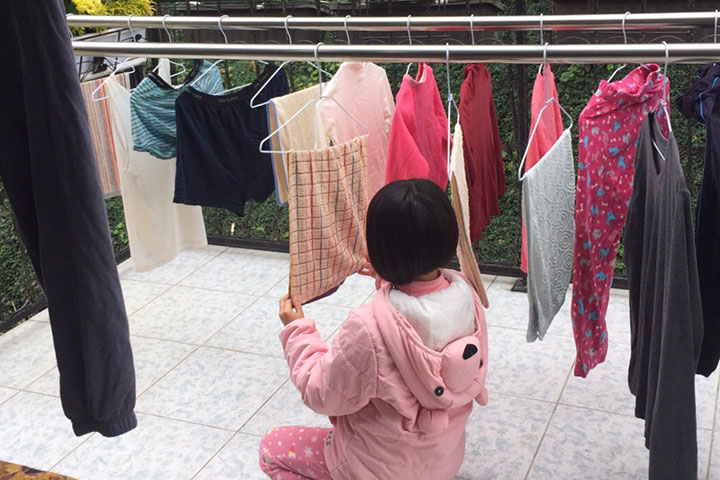 芝芸就讀福智國小一年級，放寒假回家的時候，總是會主動做好自己份內的事，爸媽看到她的成長，心裡非常開心。