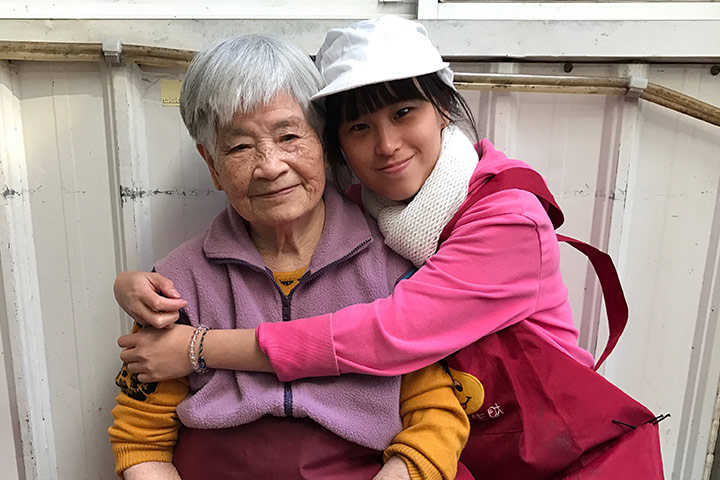 英樺（右）和李張美嬌阿嬤（左）雖然沒有血緣關係，卻情同親祖母及孫女。