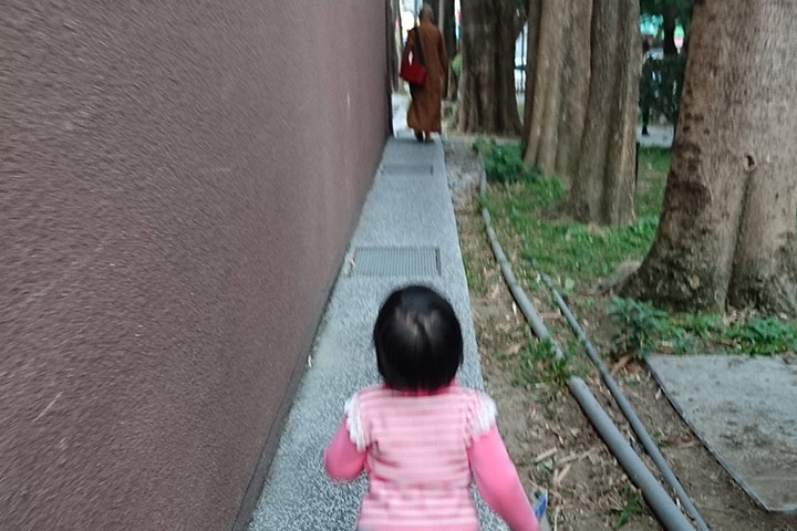 為了供養法師而奔跑的絜苡