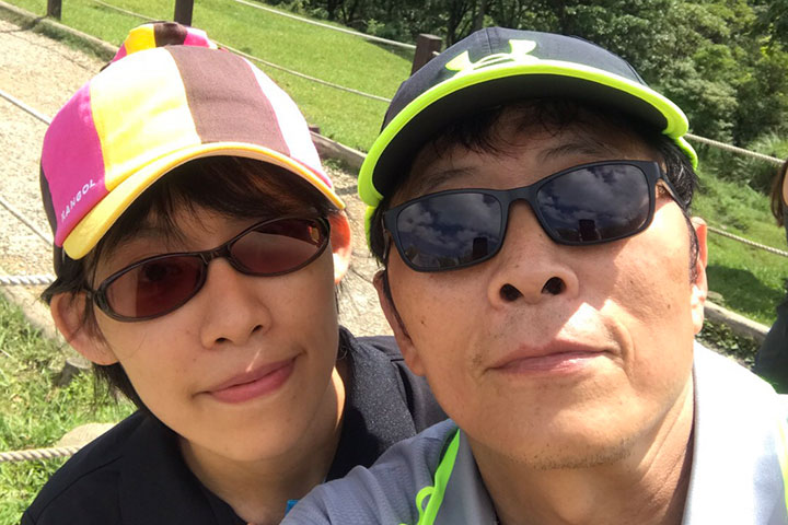 李歐頌（圖左）與父親