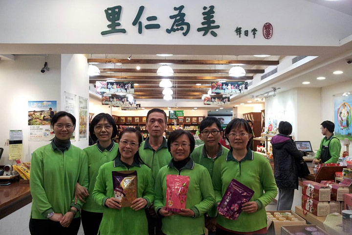 里仁的店長們將無化學添加物的糖果送到偏遠學校，希望能與眾生結緣，並祝所有的孩子學習之路甜蜜幸福，兒童節快樂！