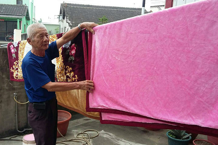 為了讓到福智教育園區參加活動的人都能有潔淨的寢具使用，30多位福智學員自願把數百件各式毛毯、涼被等打包帶回家裡清洗、曬乾，再送回園區。