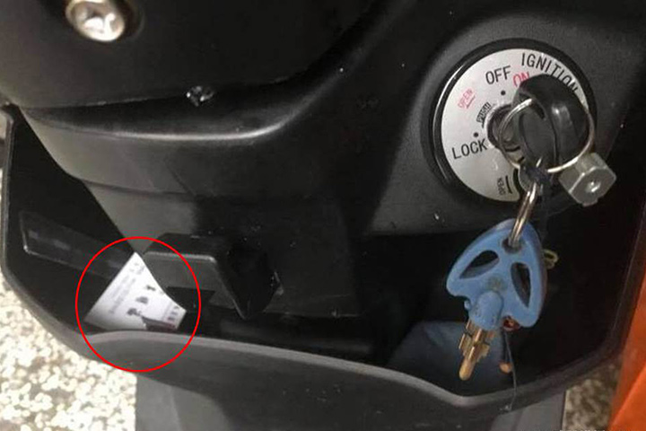 機車置物處那張看似垃圾的小紙片，以及隨手養成的好習慣，竟成了找回機車鑰匙的關鍵