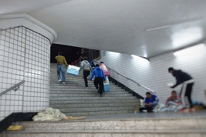 2年多來，響應小寶送餐給街友的小夥伴愈來愈多，圖為大家正在送餐給台中火車站附近的街友