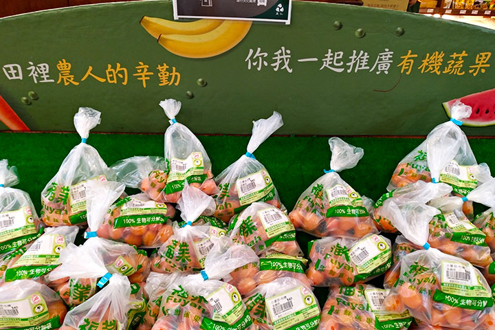 里仁的店員以及蔬菜水果，陪伴了呂小姐走過必須吃有機的日子
