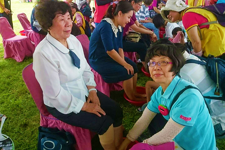 作者（圖右）透過為媽媽洗腳，實踐報親恩