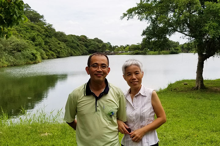 劉文理（圖右）與先生合影