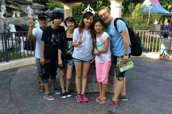 許詩婷（左三）與家人一同在福智團體中學習《菩提道次第廣論》，彼此互相策勵。