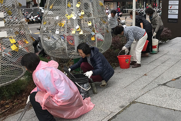 響應真如老師的淨塑呼籲，福智台中學苑的一群人，利用每個月第三週星期三中午的30分鐘淨街淨塑，希望能從身邊環境著手，減少環境中的塑膠製品，因流入下水道進而流入海洋，最後造成海洋生物死亡的悲慘事件。