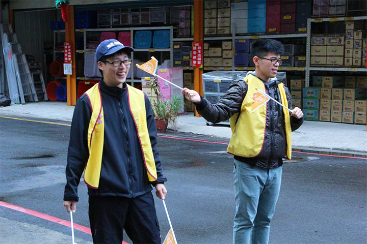 路跑活動義工的福智學員們，正用燦爛的笑容迎接與會的跑者們