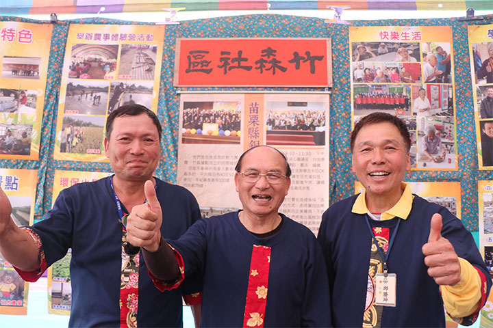 竹森社區發展協會理事長鍾兆良（中）開辦苗栗縣第一個日間托老中心，與邱勝坤（右）、邱宏洋（左）兄弟一起承擔照護工作。