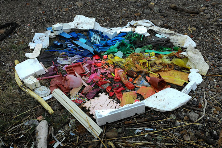 海灘上的七彩愛心，遠看美不勝收，近看卻慘不忍睹，因為組成這顆愛心的，是一堆堆的人造廢棄物…