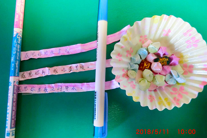 孩子用紙摺的小星星裡，藏著許多對媽媽的愛和感謝